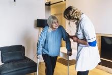 Anziana in stampelle assistita nella sua abitazione