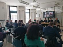 sala riunioni affollata